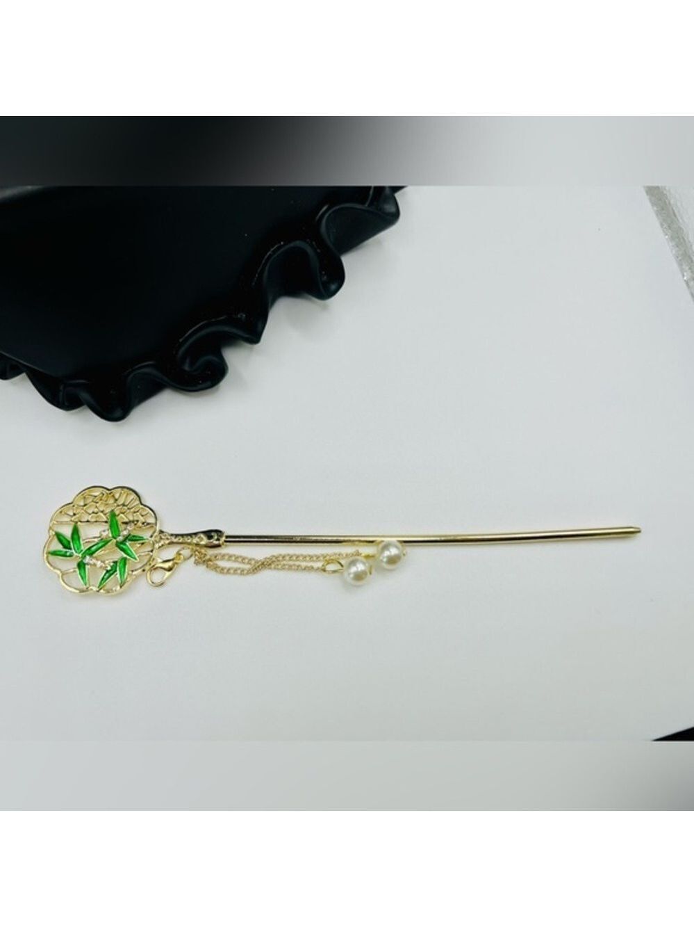 Elegant Gold Hairpin with Green Leaf Design
